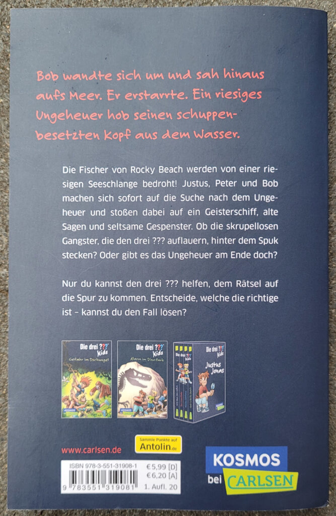 Rückseite des Kinderkrimis „Die drei ??? Kids und du: Seeschlangen-Spuk“ von Boris Pfeiffer und Harald Juch