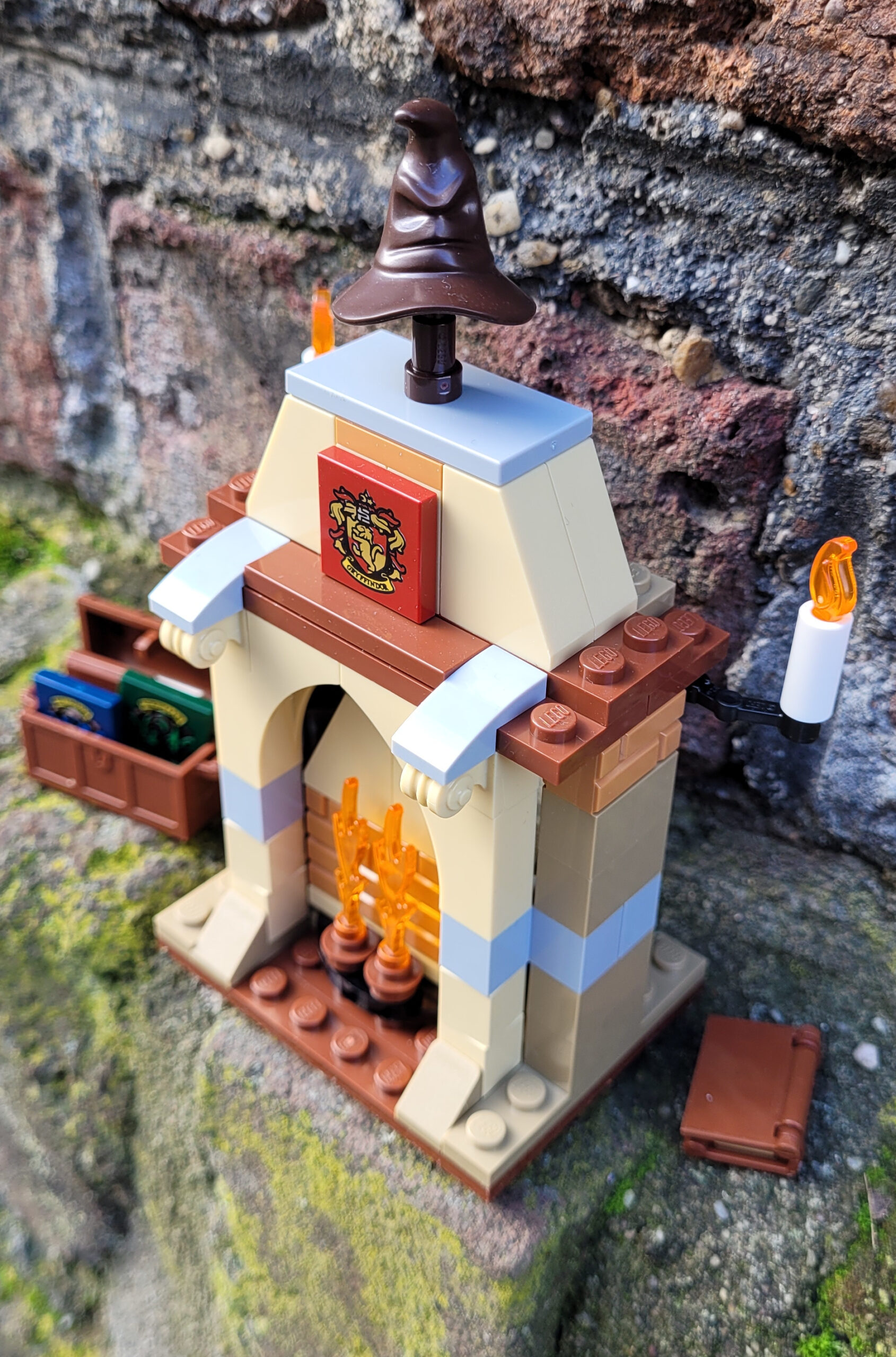 Lego-Kamin mit sprechendem Hut aus der Box „LEGO® Harry Potter™ Abenteuer selbst gebaut!“