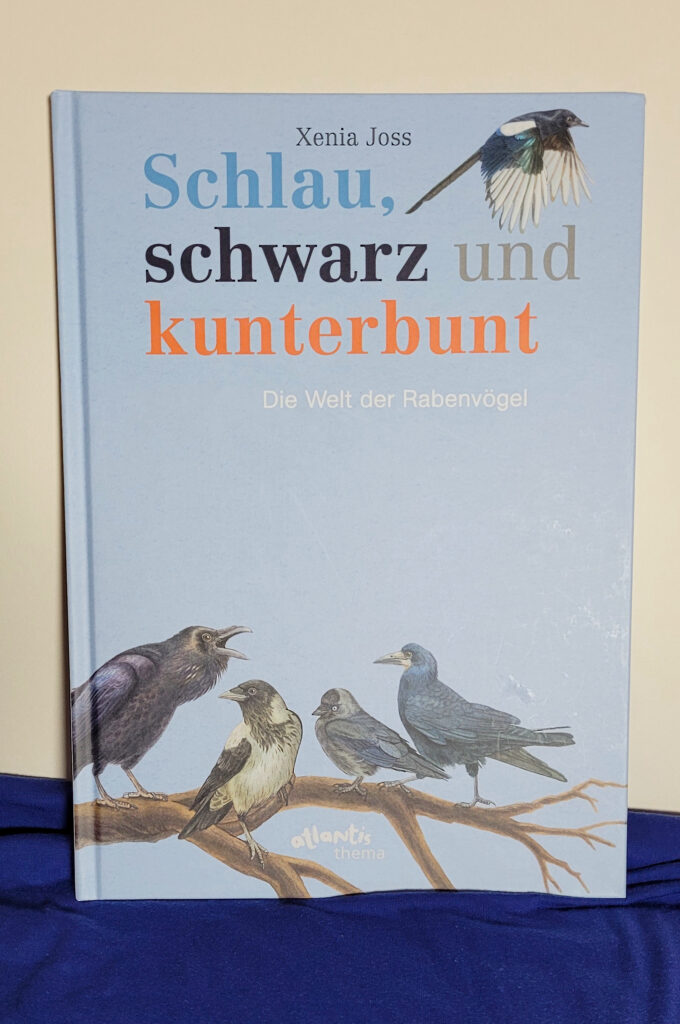 Das Kindersachbuch „Schlau, schwarz und kunterbunt: Die Welt der Rabenvögel“ von Xenia Joss