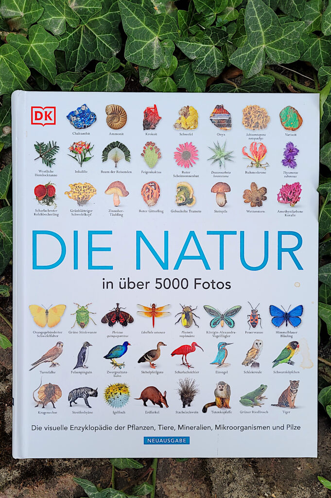 Das Sachbuch „Die Natur in über 5000 Fotos: Die visuelle Enzyklopädie der Pflanzen, Tiere, Mineralien, Mikroorganismen und Pilze“