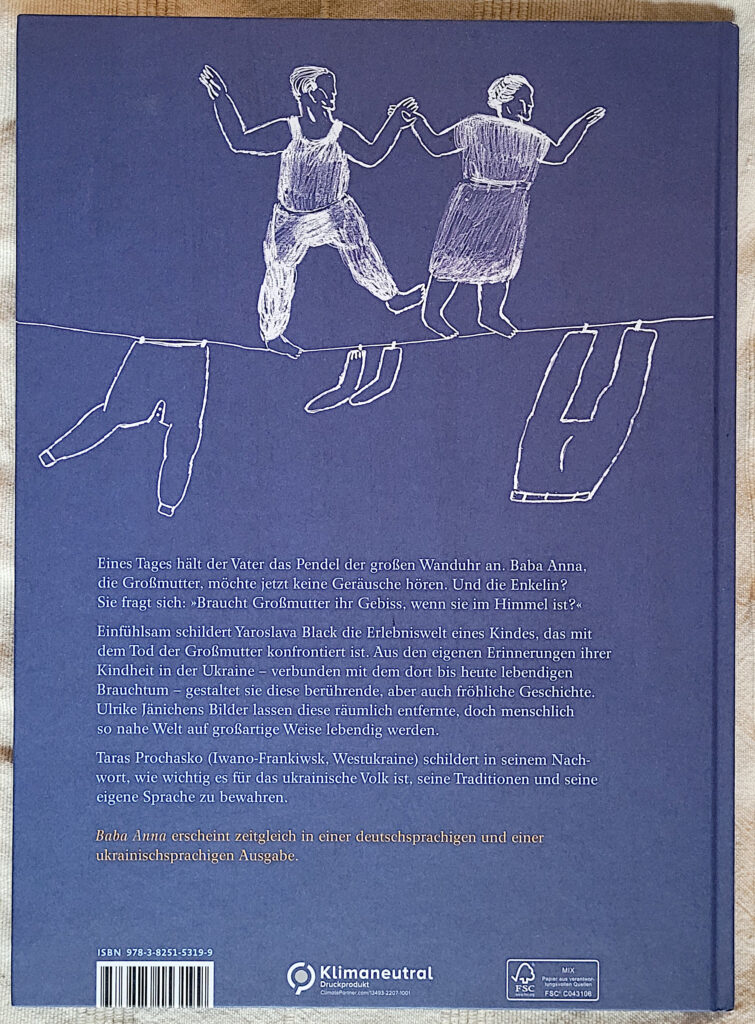 Rückseite des Bilderbuches „Baba Anna: Wie meine ukrainische Großmutter auf dem Brombeerblatt flog“ von Yaroslava Black und Ulrike Jänichen