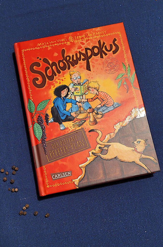Das Kinderbuch „Schokuspokus 6: Der Piffpaff-Pfeffer-Plan“ von Maja von Vogel und Franziska Harvey
