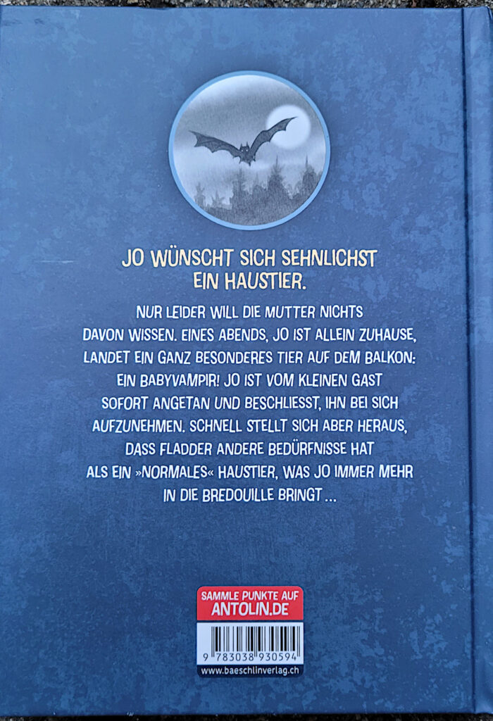 Rückseite des Kinderbuches „Fladder: Wie ich einer Fledermaus beibrachte, ein Vampir zu sein (obwohl ich mir eine Katze wünschte)“ von Stefanie Christ und Karin Widmer