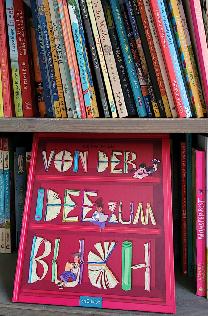 Das Buch „Von der Idee zum Buch“ von Becky Davies und Patricia Hu in einem Bücherregal