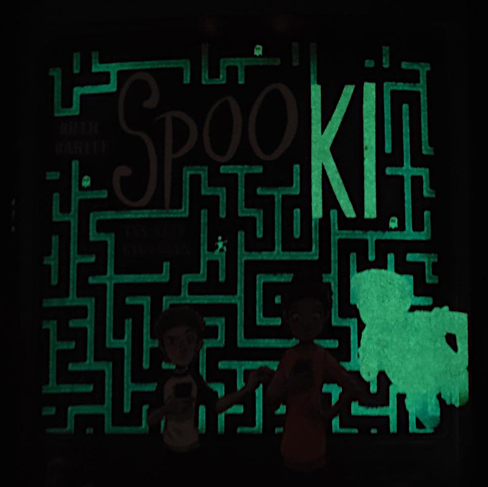 Ausschnitt des im Dunkeln leuchtenden Covers des Kinderbuches „SpooKI: Ins Netz gegangen“ von Ruth Rahlff