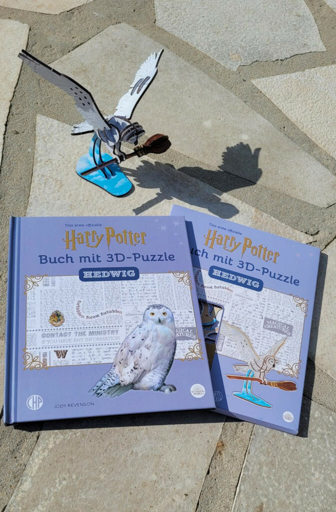 Das Bastelbuchset „Harry Potter: Buch mit 3D-Puzzle - Hedwig“ mit zusammengebautem Puzzle