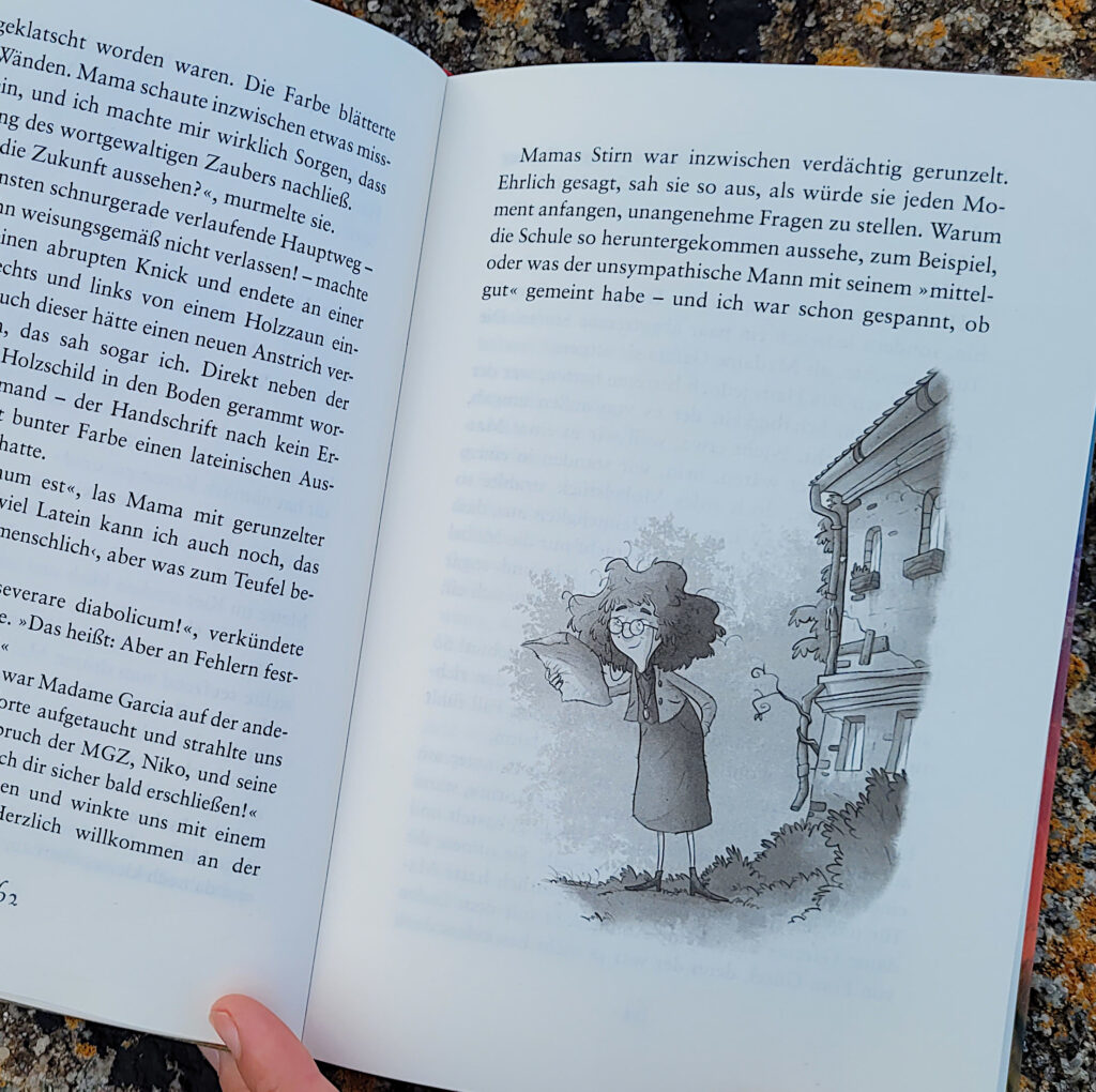 Ein Ausschnitt einer Innenseite des Kinderbuches „Die Schule der mittelguten Zauberer: Wirbel um den Neue“ von Rieke Patwardhan