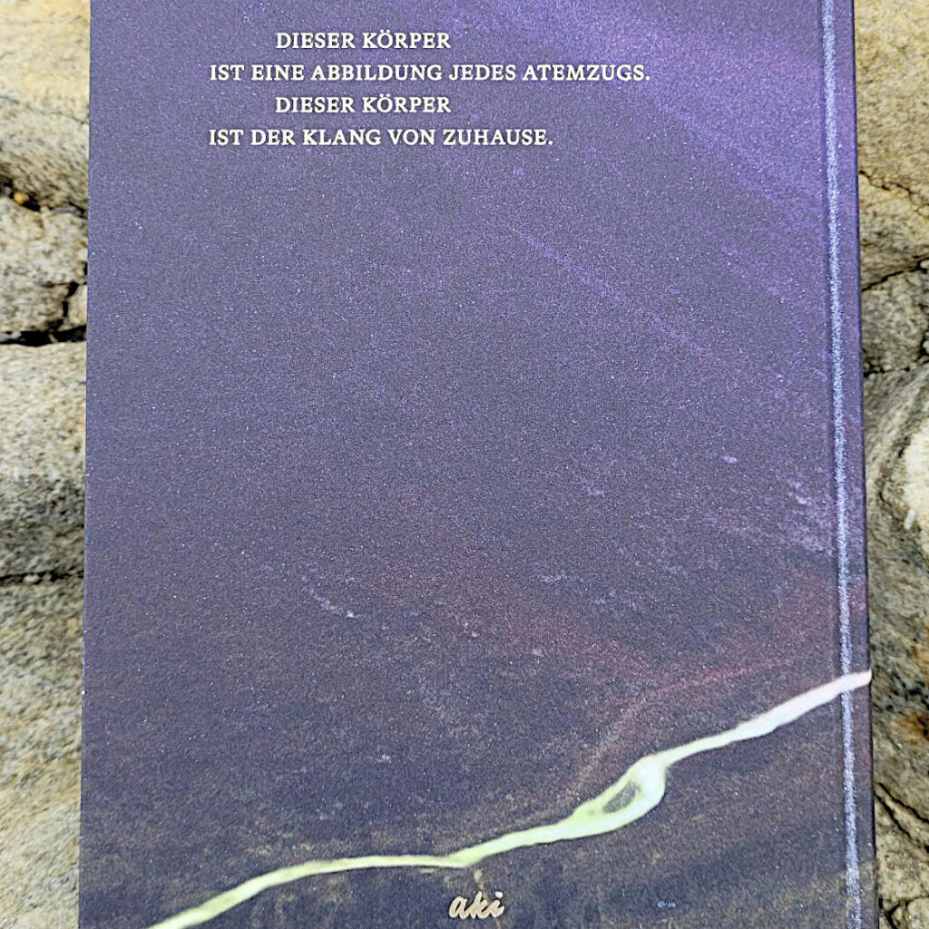 Rückenansicht des Gedichtebuches „Erden“ von Dóri Varga