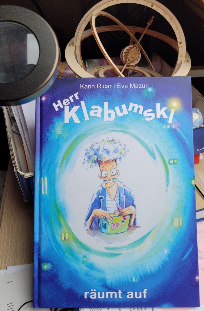 Das Bilderbuch „Herr Klabumski räumt auf“ von Karin Ricar und Eve Mazur vor kreativem Chaos
