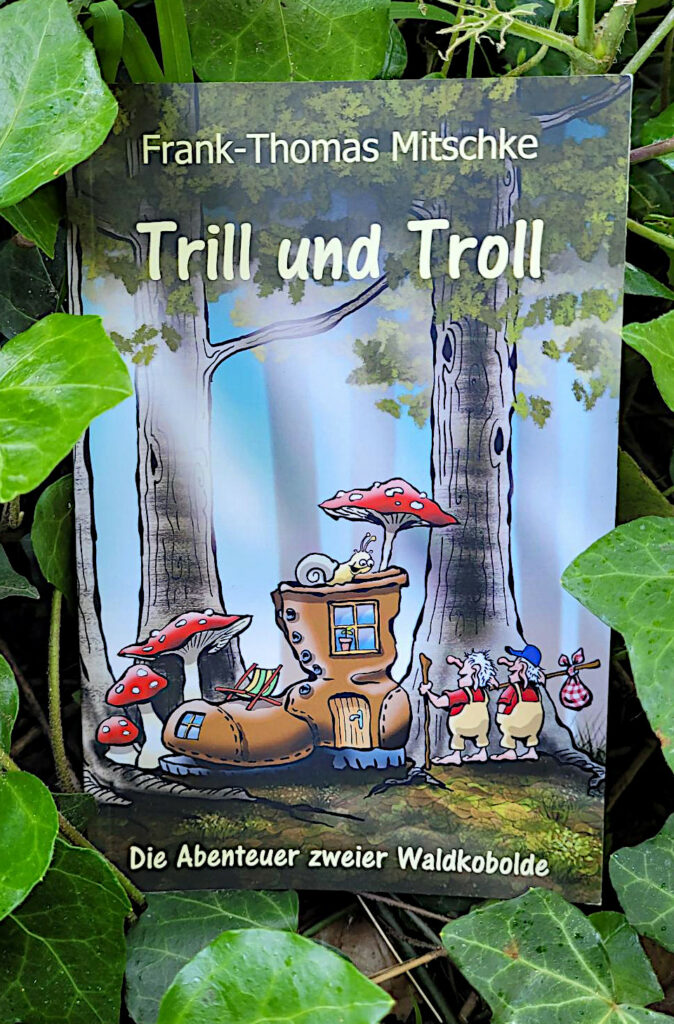 Das Kinderbuch „Trill und Troll: Die Abenteuer zweier Waldkobolde“ von Frank-Thomas Mitschke auf Efeu gebettet