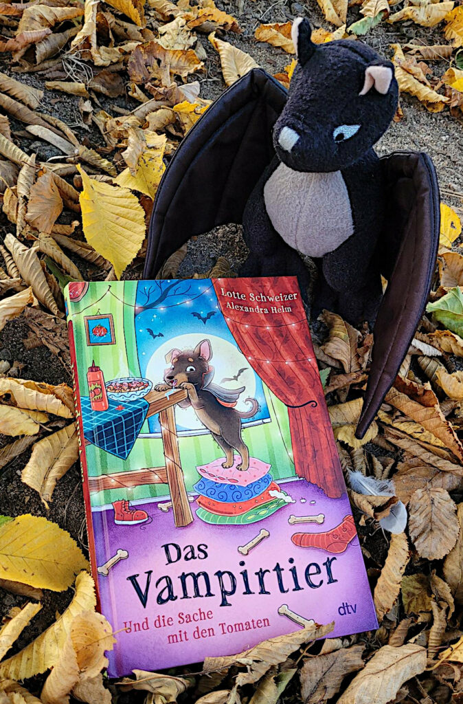 Das Kinderbuch „Das Vampirtier und die Sache mit den Tomaten“ von Lotte Schweizer mit Fledermaus im Laub