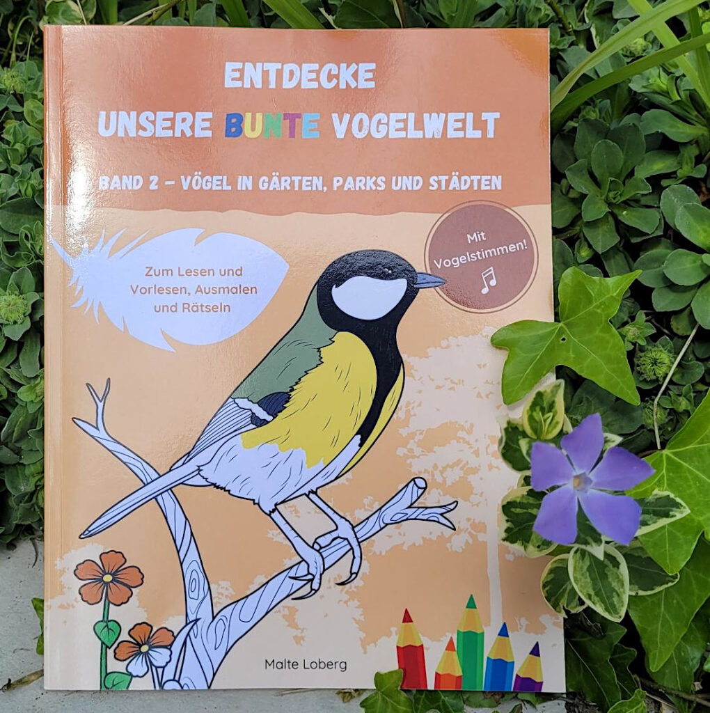 Das Vogelheft "Vögel in Gärten, Parks und Städten" von Malte Loberg inmitten von Efeu und anderem Kraut