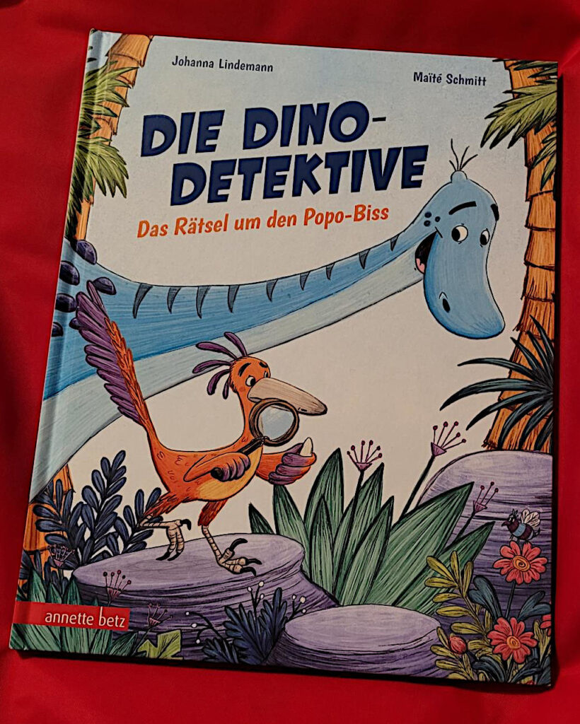 Das Bilderbuch „Die Dino-Detektive: Das Rätsel um den Popo-Biss“ von Johanna Lindemann und Maïté Schmitt
