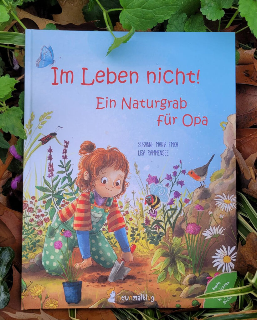 Das erzählende Sachbilderbuch „Im Leben nicht! Ein Naturgrab für Opa“ von Susanne Maria Emka und Lisa Rammensee in wildwuchendem Grün