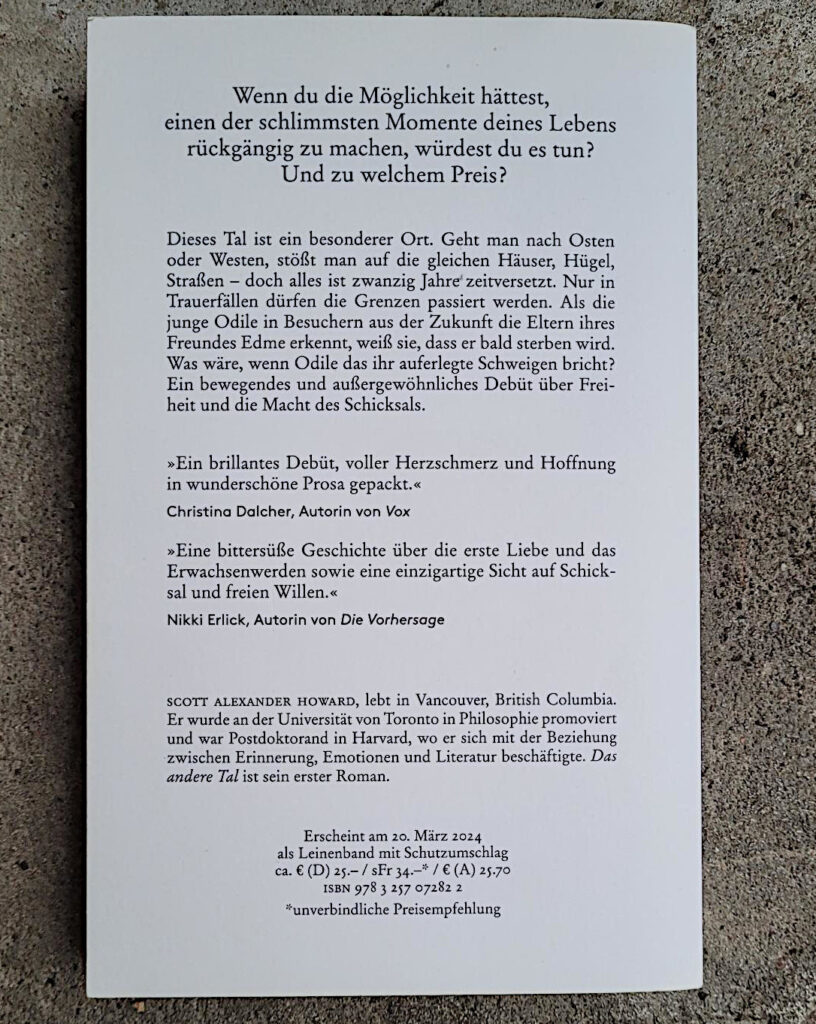 Rückseite des unverkäuflichen Leseexemplares des Romans „Das andere Tal“ von Scott Alexander Howard. Der Rückentext unterscheidet sich von der finalen Romanausgabe.