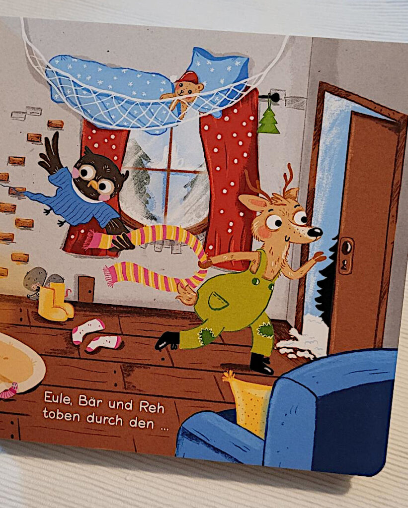 Ausschnitt einer Innenseite des Bilderbuches „Kakadu und Kolibri fahren eine Runde ... Ski“ von Katja Frixe und Juliane Zickelbein